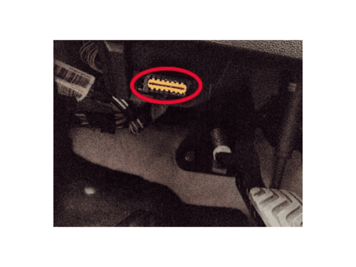 Emplacement de la prise de diagnostic OBD entourée en rouge sur un Dacia Jogger