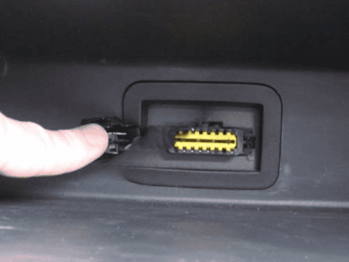 Désignation de l emplacement de la prise OBD jaune sur une Dacia Logan