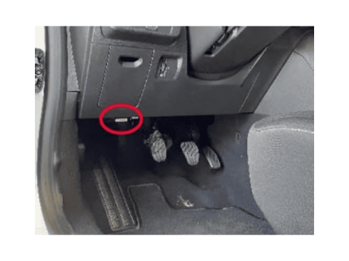 Photo de l habitacle montrant l emplacement de la prise OBD sur Dacia Sandero 3