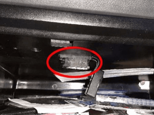 Photo montrant l emplacement de la prise OBD sous le tableau de bord d une Dacia Supernova