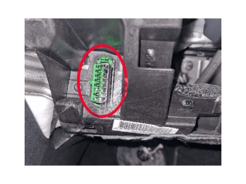 Prise de diagnostic OBD2 verte et noire entouree de rouge sur une DS7 RHD