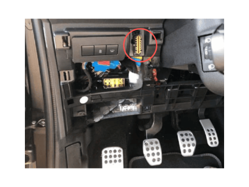 Localisation de la prise de diagnostic OBD jaune sous le volant d'une DS 3