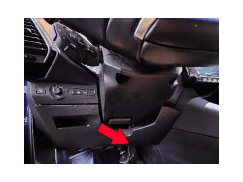 Une flèche rouge indique l emplacement de la prise OBD de diagnostic sur une DS7 Crossback