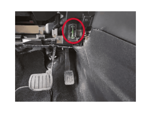 Localisation de la prise de diagnostic OBD entourée en rouge sur un véhicule DS 7