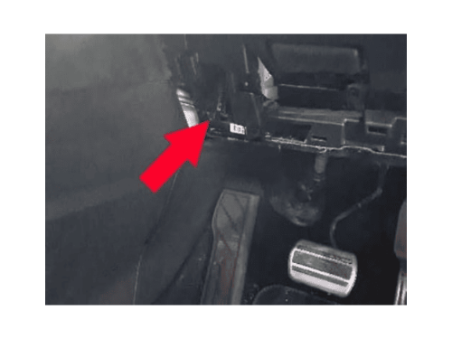 Localisation de la prise de diagnostic OBD sur DS 7 avec une flèche rouge au niveau du repose pied