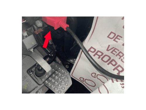 Branchement d un outil de diagnostic iCarsoft sur la prise OBD d une Ferrari F430