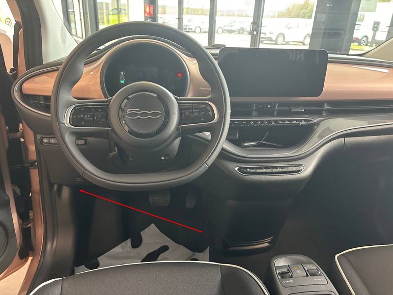 Fleche rouge indiquant l emplacement de la prise OBD de diagnostic sur une Fiat 500e