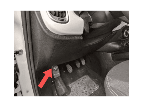 Emplacement de la prise de diagnostic OBD2 sous le tableau de bord d une Fiat 500L