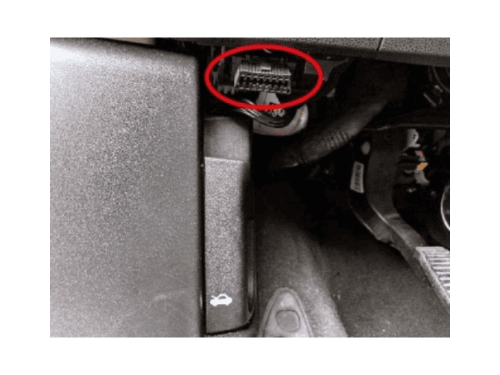 Localisation du connecteur de diagnostic OBD entouré en rouge sur une Fiat 500L