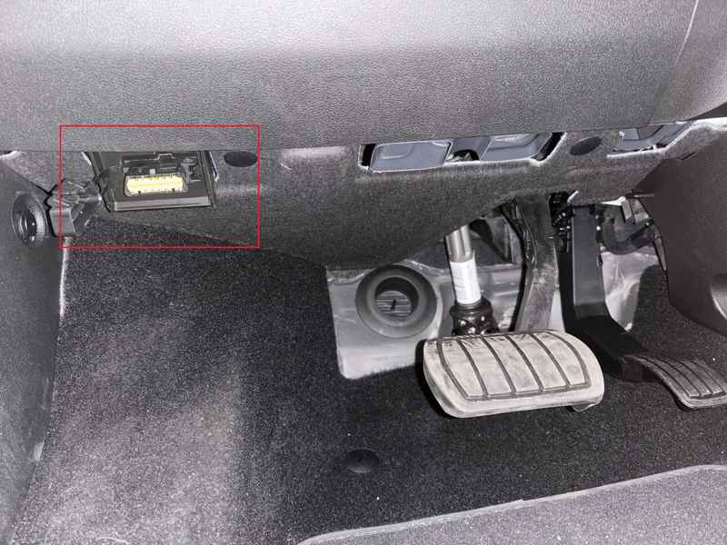 Localisation de la prise de diagnostic OBD sous le tableau de bord de la Fiat 600e