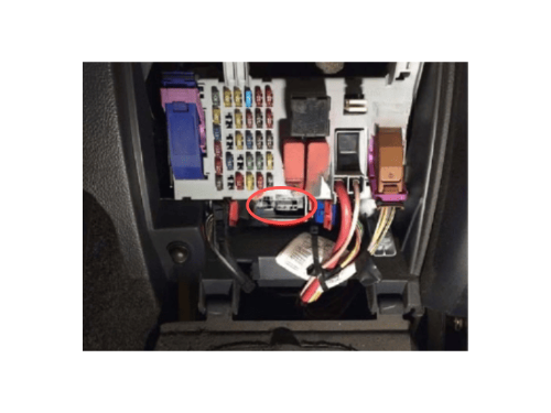 Localisation de la prise de diagnostic OBD entourée en rouge sur une Fiat Albea