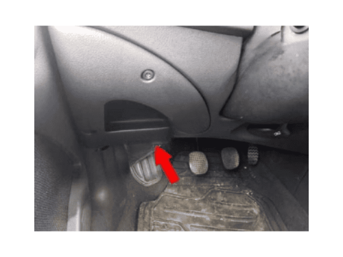 Localisation de la prise de diagnostic OBD sous le repose-pied d'une Fiat Bravo 1