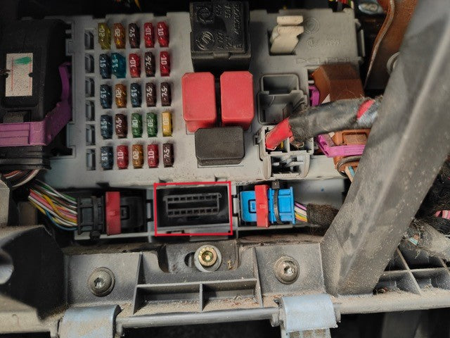 Localisation de la prise de diagnostic OBD sur une Fiat Doblo dans la boîte à fusibles