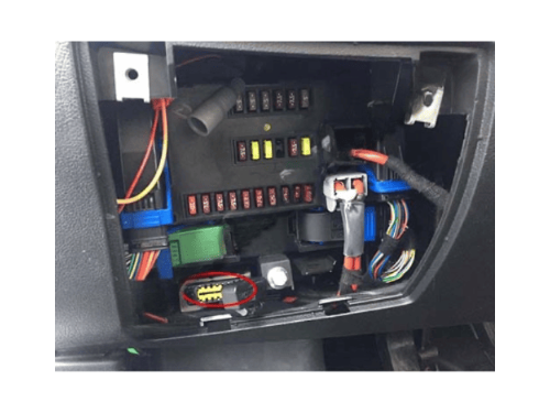 Emplacement de la prise OBD entoure en rouge sur Fiat Ducato 3