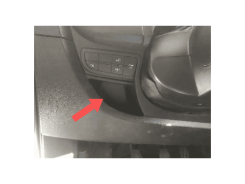 Fleche rouge indiquant l emplacement sous le volant de la prise OBD sur Fiat Fiorino 3 phase 2