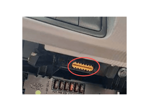 Localisation de la prise de diagnostic OBD jaune sur une Fiat Grand Siena