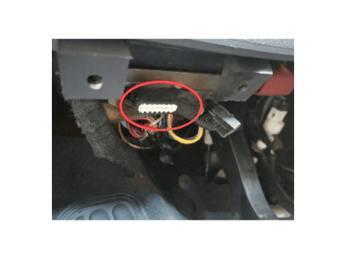 Localisation de la prise de diagnostic OBD standard sur une Fiat Marea sous le tableau de bord