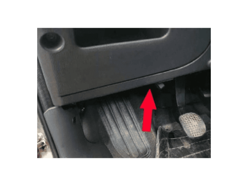 Une fleche rouge montre l emplacement de la prise OBD au niveau du pedalier de la Fiat Marea