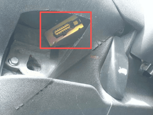 Localisation et zoom sur la prise OBD jaune d une Fiat Multipla pour diagnostic