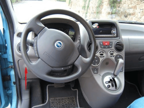 Vue du tableau de bord d une Fiat Panda 2 indiquant l emplacement de la prise OBD