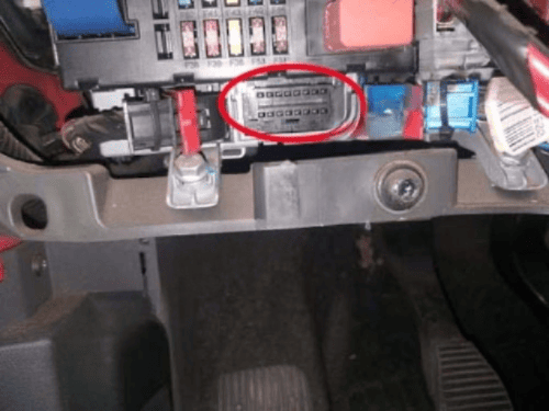 Emplacement du connecteur de diagnostic OBD sur une Fiat Punto 3