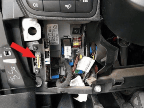 Accès à la prise de diagnostic OBD d un Fiat Qubo sous le vide poche conducteur