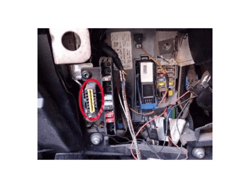 Localisation du connecteur de diagnostic OBD jaune sur un véhicule Fiat Qubo