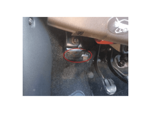Emplacement de la prise de diagnostic OBD entouré en rouge sous le tableau de bord d une Fiat Seicento
