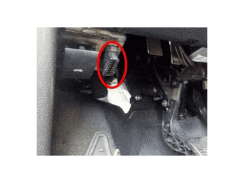 Localisation de la prise de diagnostic OBD2 sous le volant d une Fiat Toro