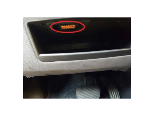 Localisation de la prise de diagnostic OBD orange sous le tableau de bord d une Fiat Ulysse 2