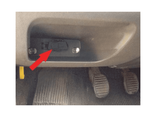 Une flèche rouge indique la prise de diagnostic OBD d une Fiat Uno