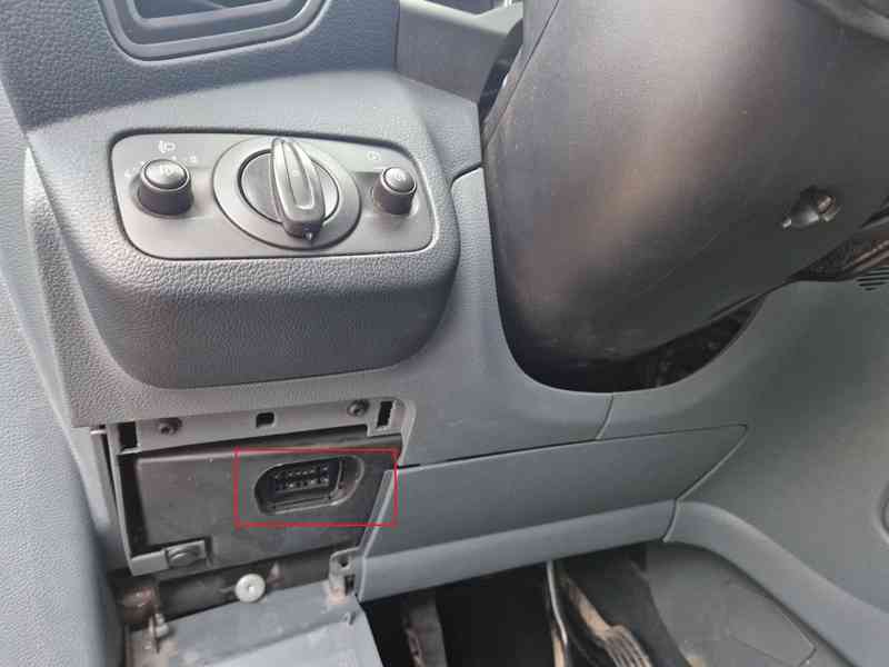 Emplacement de la prise de diagnostic OBD2 sous le tableau de bord d'une Ford C-Max