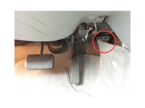 Emplacement de la prise de diagnostic OBD entourée en rouge sur Ford Crown Victoria
