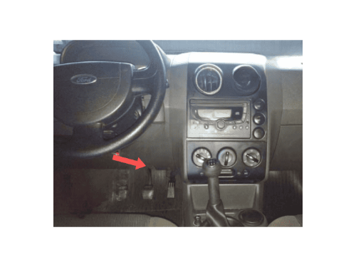 Une flèche rouge indique l'emplacement de la prise de diagnostic OBD sous le volant d'une Ford Ecosport 1