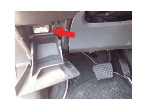 Emplacement de la prise de diagnostic OBD sous le cache plastique d une Ford Ecosport 2