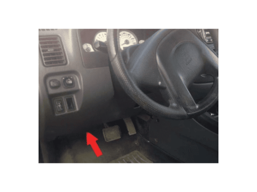 Fleche rouge indiquant l emplacement de la prise de diagnostic OBD2 sur Ford Escape 1