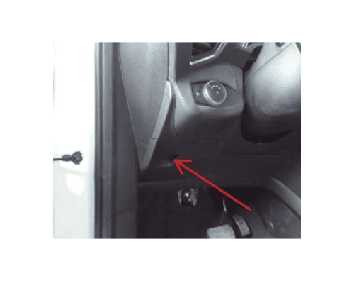 Photo montrant l emplacement de la prise obd sous le cache plastique d une Ford Escape 3