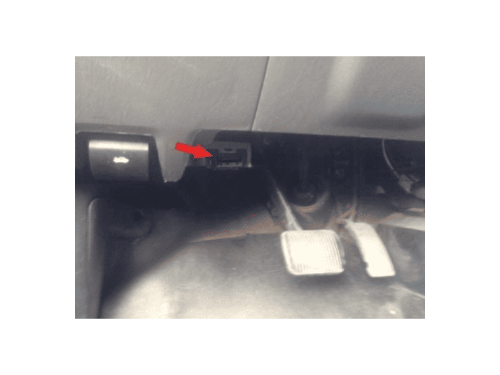 Une flèche rouge indique l emplacement de la prise OBD de diagnostic sur une Ford Escape