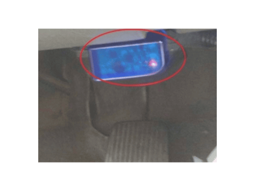 Localisation et branchement d'un boîtier de diagnostic sur la prise OBD d'une Ford F150