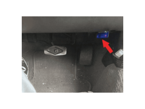 Prise de diagnostic OBD2 sous le tableau de bord au niveau des pédales d'un Ford F150