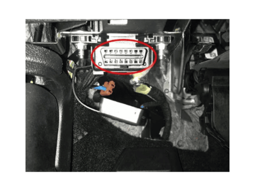 Photo montrant l'emplacement de la prise OBD sur une Ford Focus 4 entourée en rouge