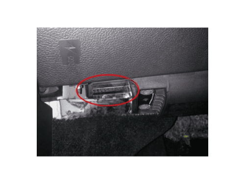 Photo montrant l emplacement exact de la prise diagnostic OBD sous le tableau de bord d une Ford Fusion