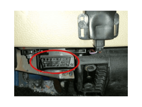 Prise de diagnostic OBD entourée en rouge sous le tableau de bord d une Ford Fusion