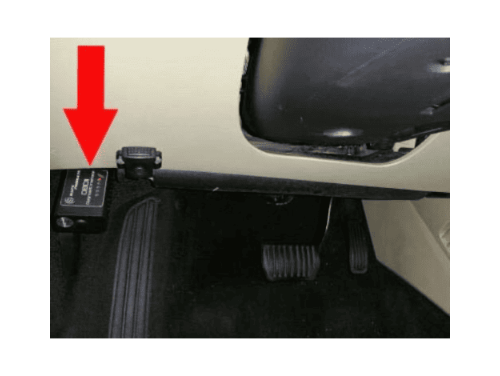Emplacement de la prise OBD2 sous le pédalier d une Ford Fusion pour diagnostic