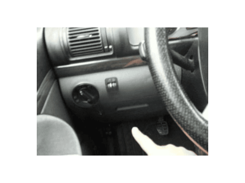 Démonstration de l emplacement de la prise OBD sur le tableau de bord d une Ford Galaxy