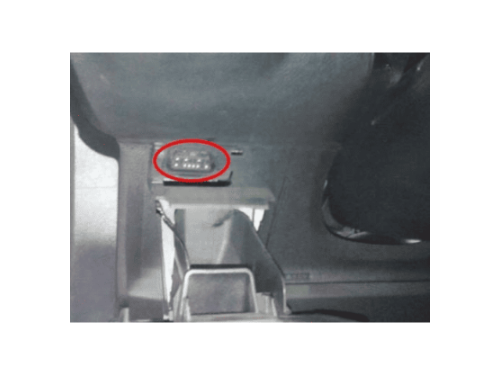 Photo montrant la prise diagnostic OBD entouree en rouge sous le tableau de bord d une Ford Galaxy