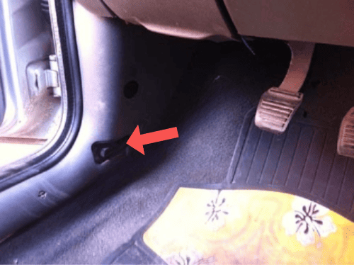Flèche rouge indiquant l emplacement de la prise OBD sur une Ford Ikon