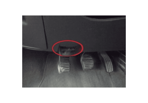 Localisation de la prise de diagnostic OBD entourée en rouge sur le pédalier d une Ford Ka