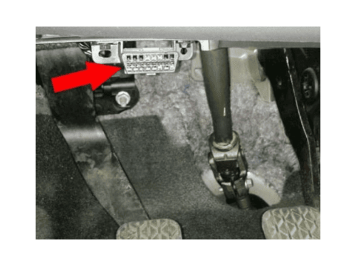 Photo montrant l emplacement de la prise de diagnostic OBD2 sous les pedales d une Ford Ka Plus