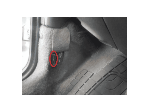 Localisation de la prise de diagnostic OBD entourée en rouge sur une Ford Ka